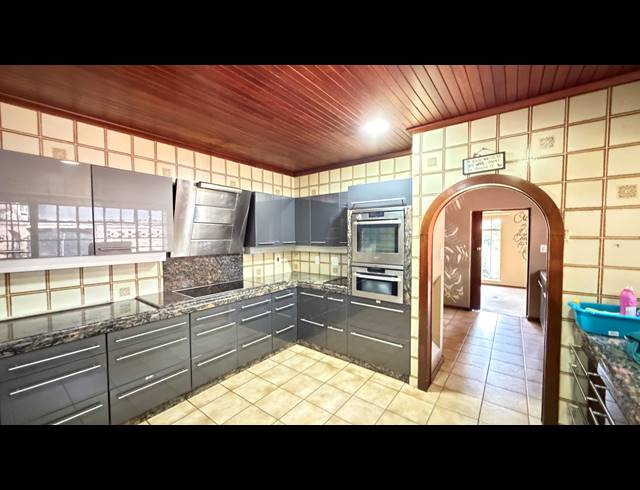 5 BEDROOM FREEHOLD FOR SALE IN LAKEFIELD